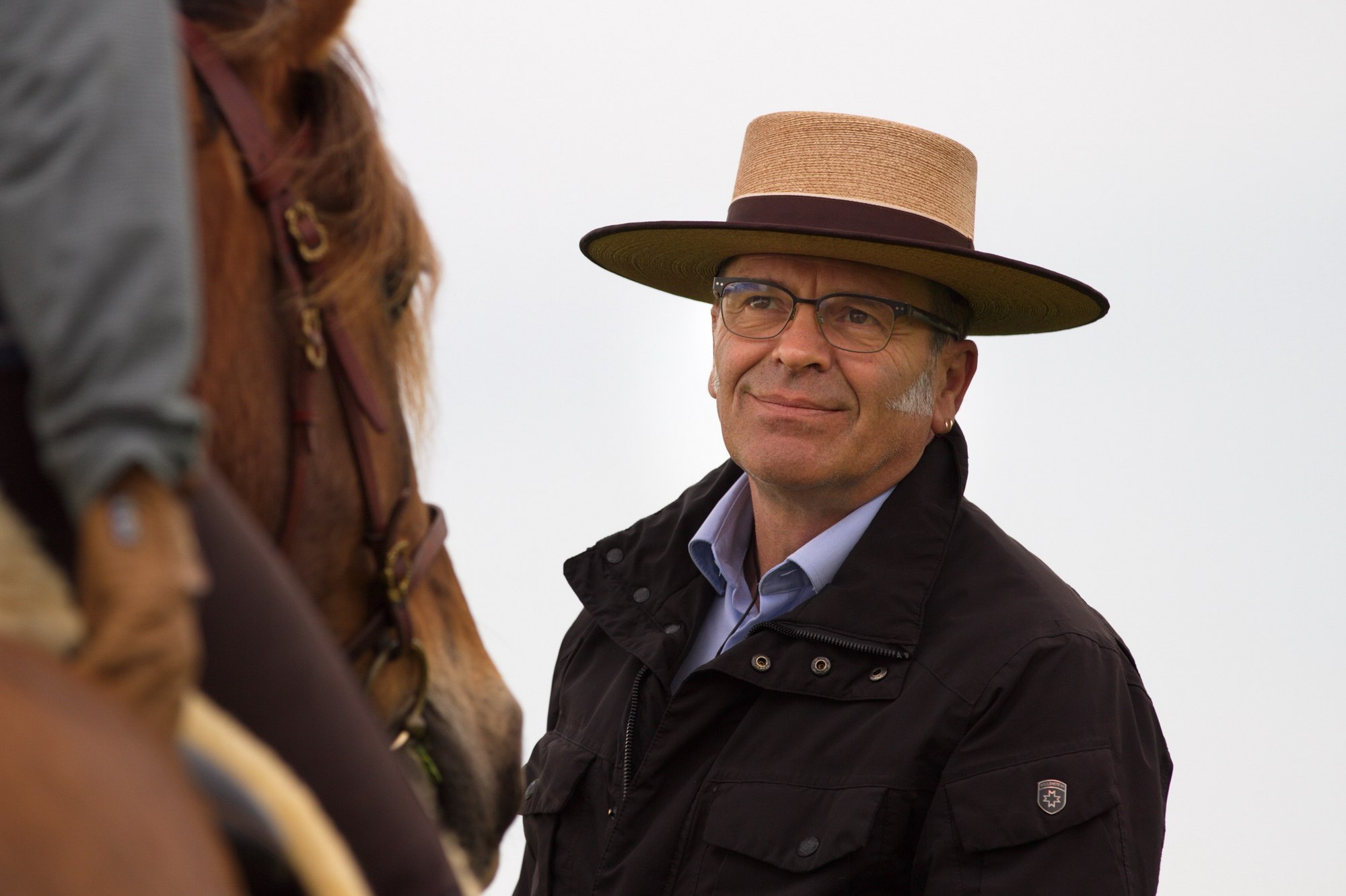 Rolf Janzen im Gespräch während des Reitunterrichts