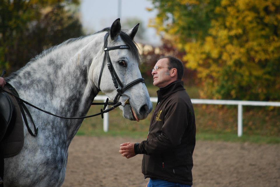 Rolf Janzen mit Pferd auf dem Reitplatz